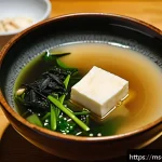 Home 18 일본식 된장국 만드는 법 - A beautifully arranged bowl of authentic Japanese miso soup featuring a clear dashi broth with float...