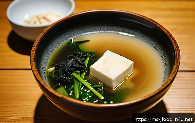 일본식 된장국 만드는 법 - A beautifully arranged bowl of authentic Japanese miso soup featuring a clear dashi broth with float...